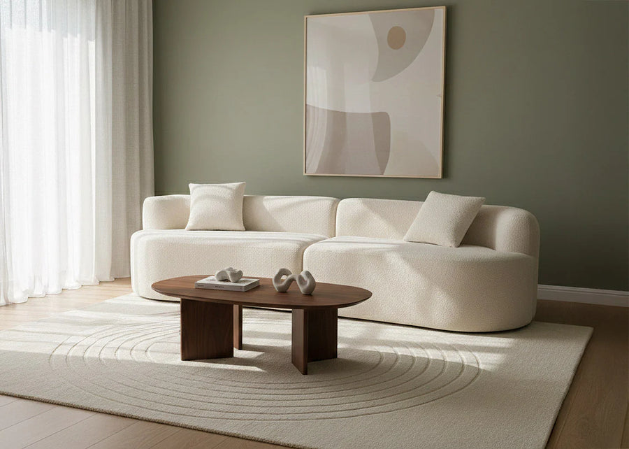 Sala moderna con sofá beige y alfombra, creando un ambiente acogedor y elegante.