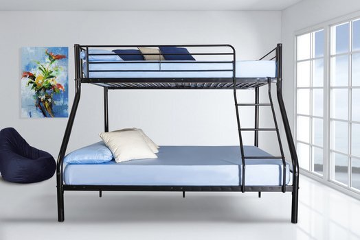 Litera con estructura de metal negro; ropa de cama y almohadas azules. Habitación luminosa con un gran ventanal, un cuadro floral y un puf azul marino. Ambiente minimalista y moderno.