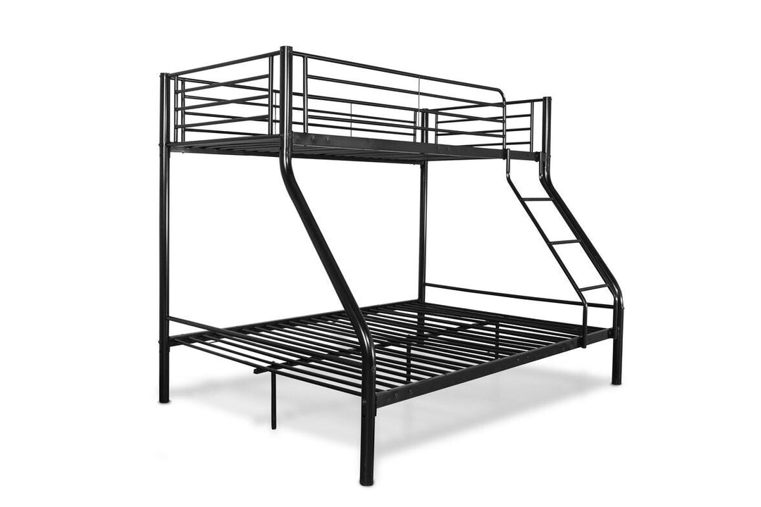 Litera de metal negro con una cama individual arriba y una cama doble abajo, provista de una escalera en el lado derecho. El diseño es moderno y minimalista.