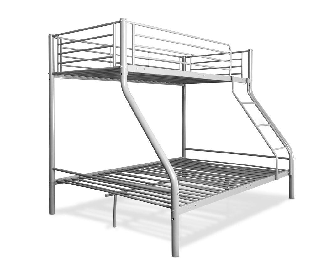 Litera doble de metal gris con una cama de dos plazas y una de una plaza, con estructura resistente y escalera a la derecha. Diseño sencillo y moderno, que destaca por su funcionalidad y por el ahorro de espacio.