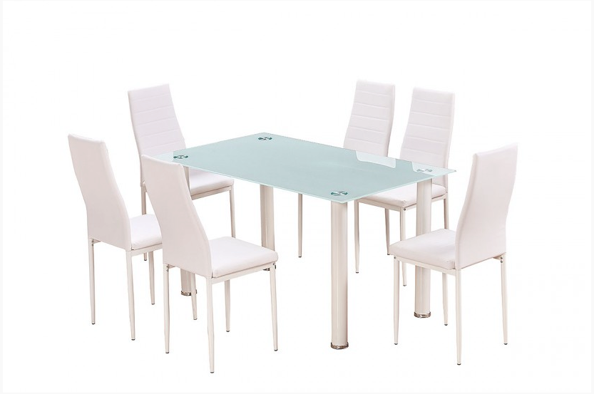 Un moderno conjunto de comedor compuesto por una mesa rectangular de cristal con elegantes patas blancas. A su alrededor hay seis sillas blancas de respaldo alto, lo que le confiere un aspecto minimalista y elegante.