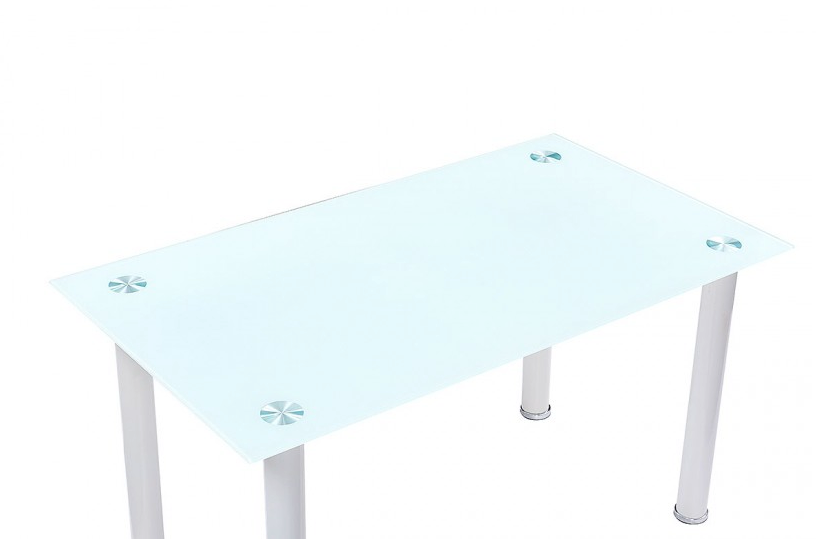 Una mesa minimalista con tablero de cristal y cuatro patas cilíndricas blancas. La superficie transparente y el diseño sencillo y elegante transmiten una estética moderna y depurada.