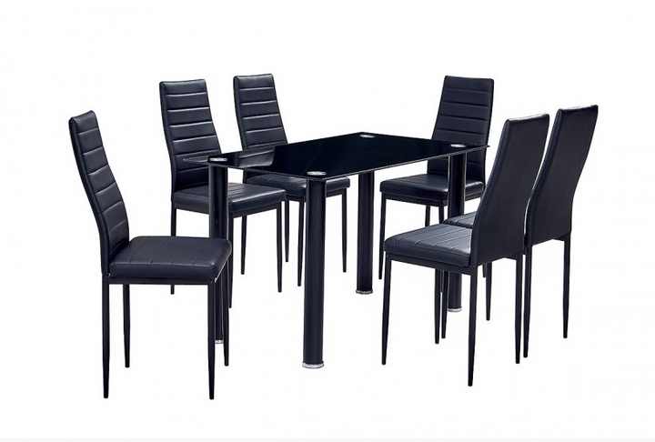 Conjunto de comedor moderno compuesto por una elegante mesa de cristal negro y seis sillas a juego de cuero negro. El diseño es minimalista y elegante, y desprende un aire contemporáneo.